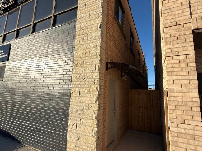 Primary Photo - 6240 W Belmont Ave