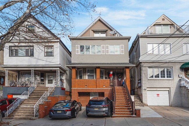 Building Photo - 133 W 28th St