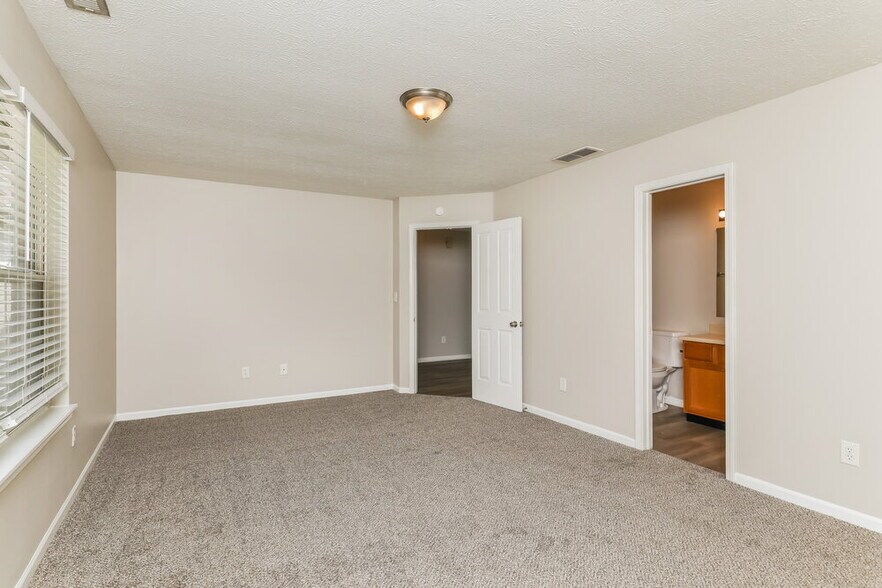Building Photo - 1010 E Killian Dr