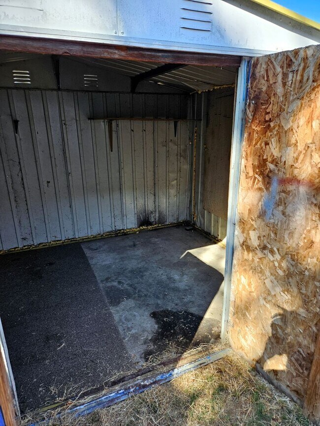 Building Photo - MOVE IN SPECIAL: 1/2 MONTHS RENT FREE- Washer/Dryer Included!