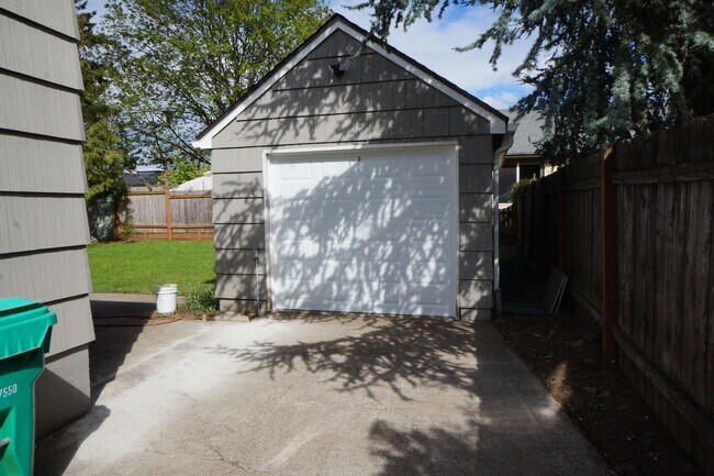 Building Photo - SE Portland 3-bedroom remodeled Bungalow