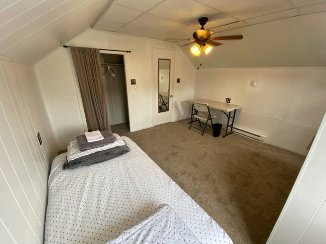 Building Photo - Charming 5 Bed 2 Bath House in Carnegie!