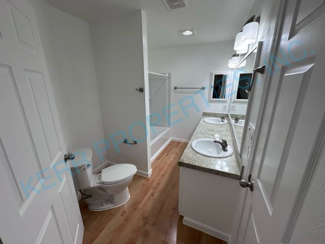 Building Photo - Charming 2-Bed Condo in Clackamas – Perfec...