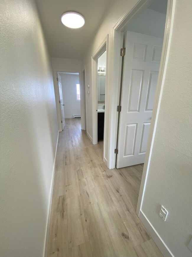 Building Photo - Well maintained 2 bed, 1.5 Bath Townhouse in West Anchorage!