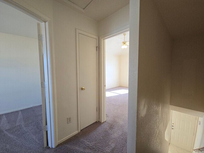 Building Photo - RENT SPECIAL - AVAILABLE NOW!