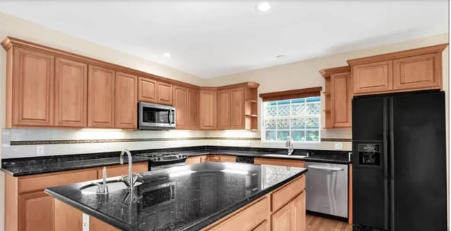 Building Photo - Spacious 4 Bed, 4 Bath Executive Home on Peaceful Cul-de-Sac!