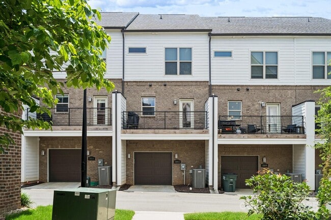 Building Photo - 15012 New Amsterdam Ln