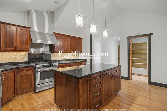 Building Photo - Unique Luxury Three Bedroom Home in Hallinan!