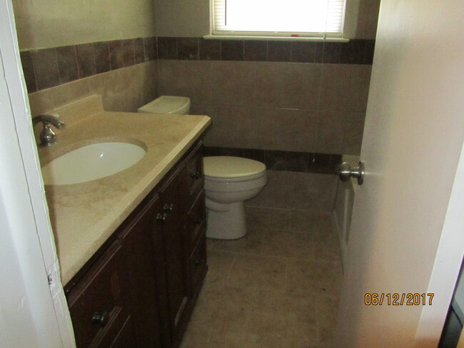 Building Photo - Amazing 3-bed 2-bath Rental in Midwest Cit...