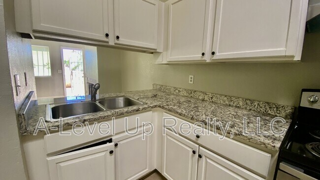 Building Photo - 403 E Thoroughbred St