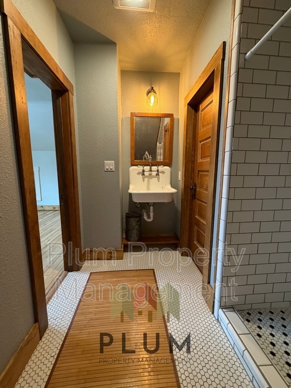 Building Photo - 208 Cedar St