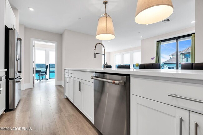 Building Photo - 218 3rd Ave