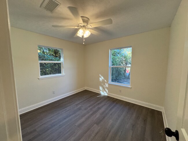 Building Photo - 213 Amellia Pl