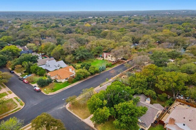 Building Photo - 9312 Roxanna Dr