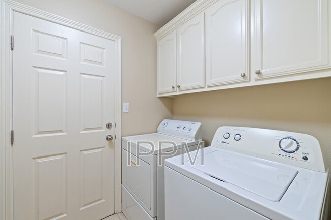 Building Photo - 1825 Treasure Oaks Dr