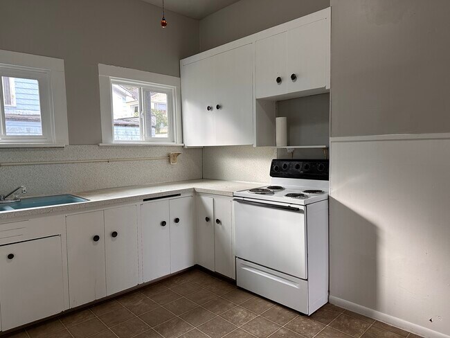 Building Photo - 256 4th St