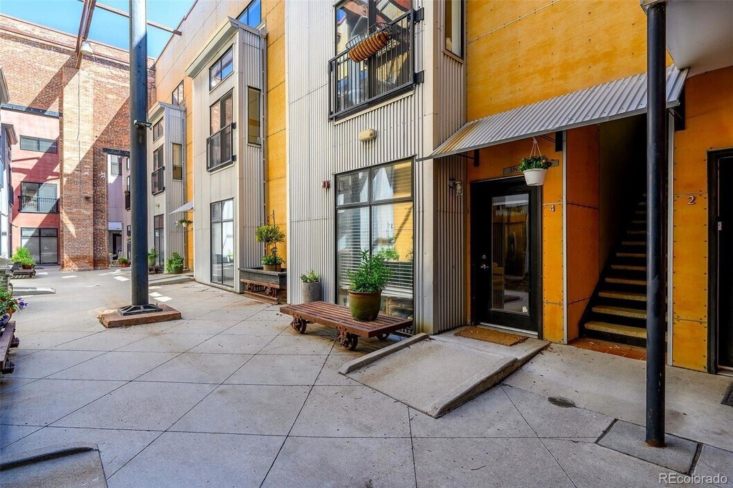 Building Photo - 3225 Blake St