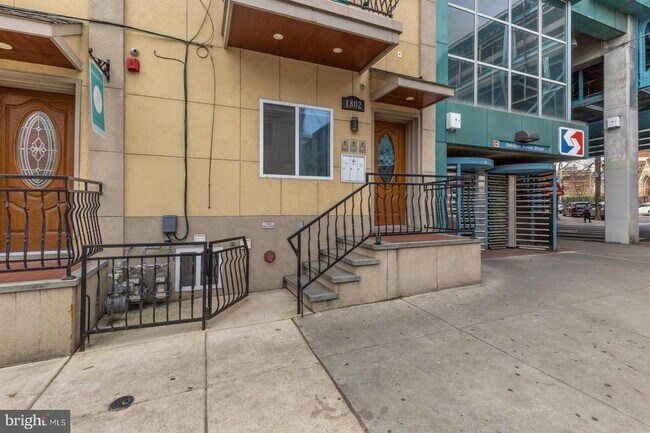 Building Photo - 1802 E Huntingdon St