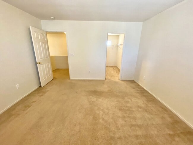 Building Photo - Nice 2-story home