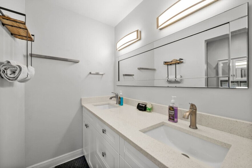 Building Photo - 1019 SE 40th St