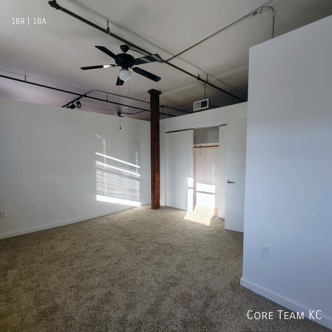 Building Photo - LARGE LOFT in River Market