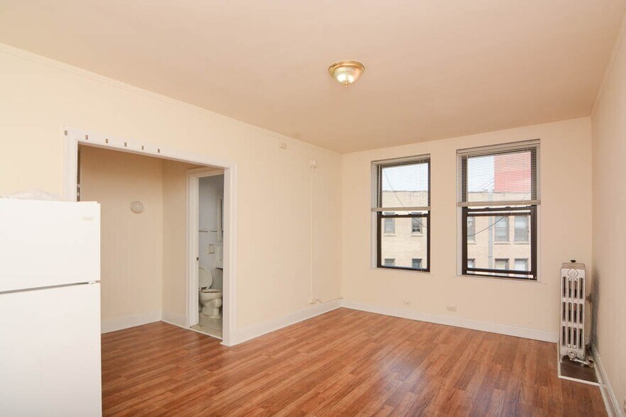 Building Photo - 3335 W Diversey Ave