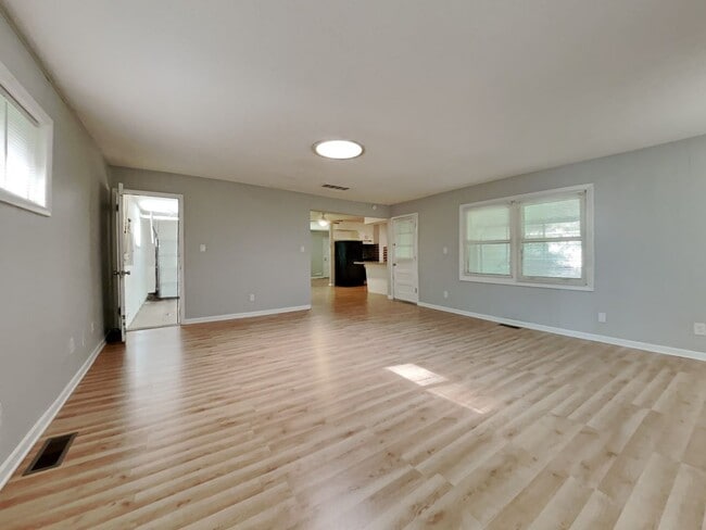 Building Photo - Charming 3-Bedroom Home with Sunroom, Fireplace & Garage in Kansas City, MO!