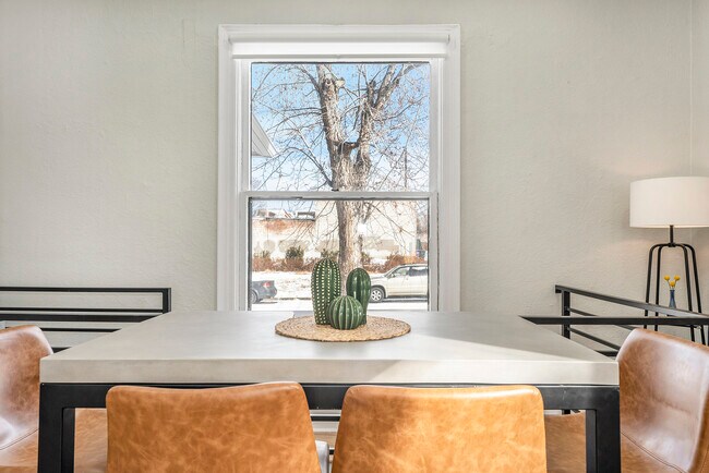 Building Photo - 832 26th St