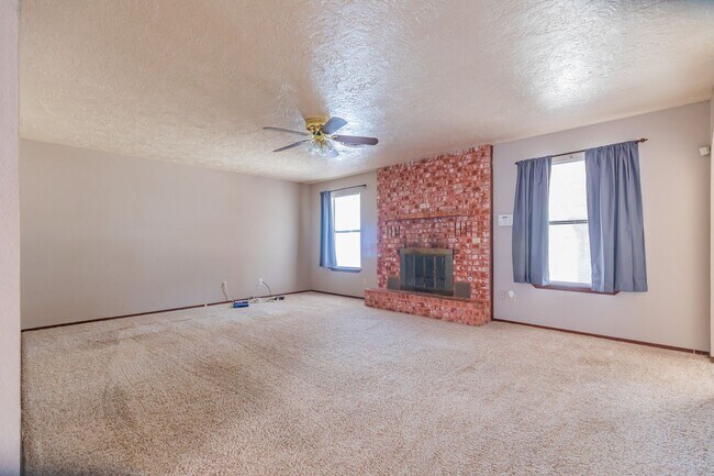 Building Photo - 3 Bedroom 2 Bath Home