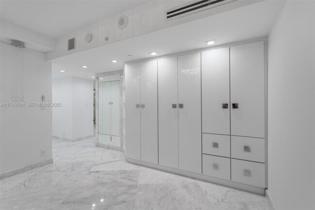 Building Photo - 19195 NE 36th Pl