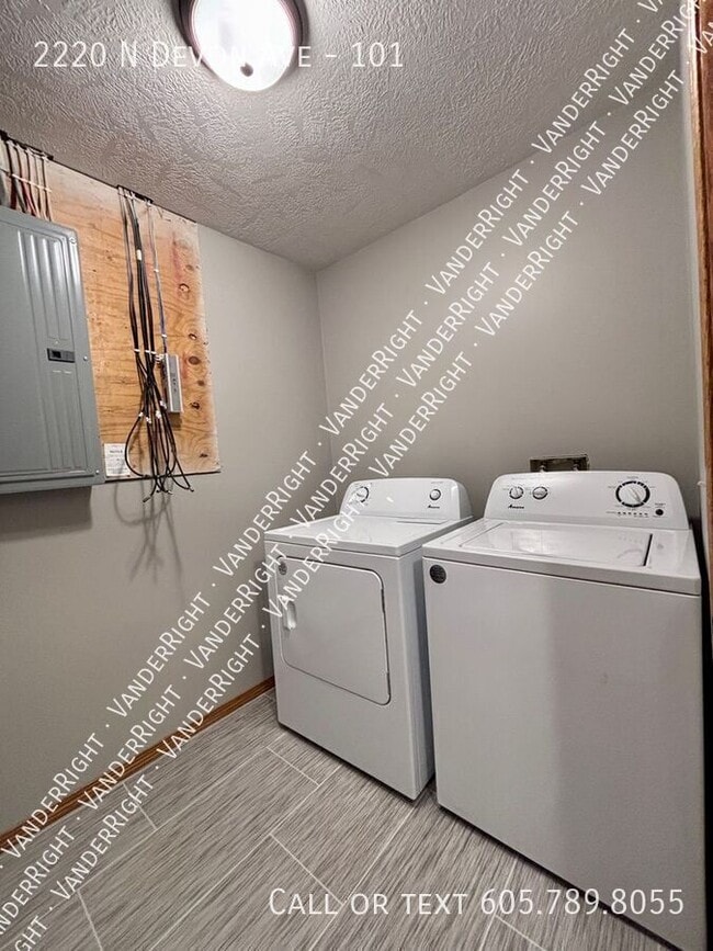 Building Photo - 2220 Devon Ave