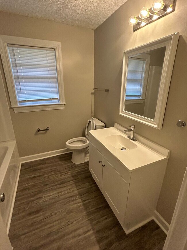 Building Photo - Four Bedroom Two Bath House for Rent $1100.00 per Month