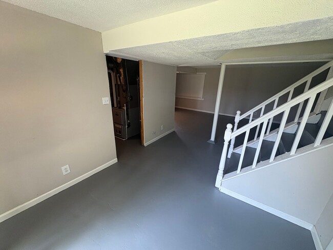 Building Photo - Amazing 3 bedroom 2 bathroom house availab...