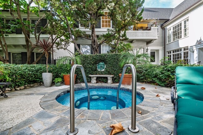 Building Photo - 1321 Hayworth Ave