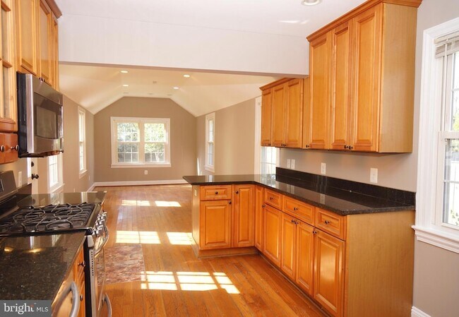 Building Photo - 923 Lewis Ave