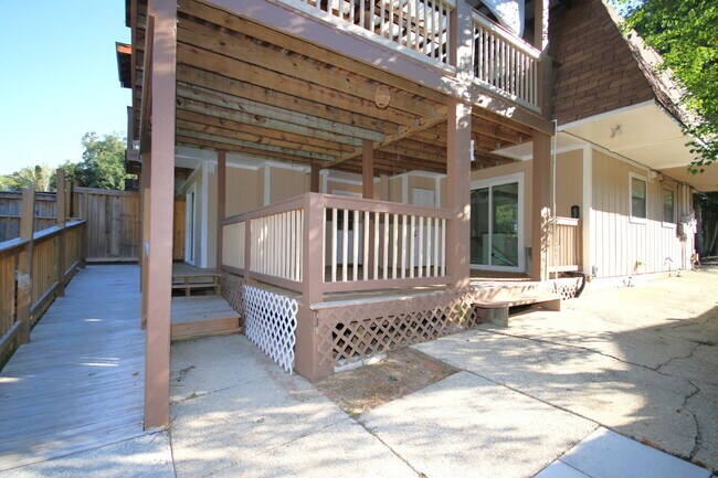 Building Photo - Waterfront Living Nearby – 2/2 Townhouse w...