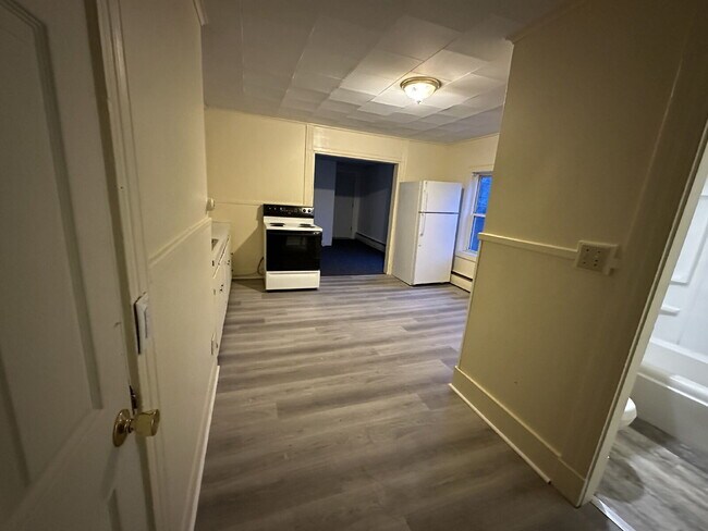 Building Photo - Bright & Spacious 3BR Multi-Level Apartment in Central Sanford!