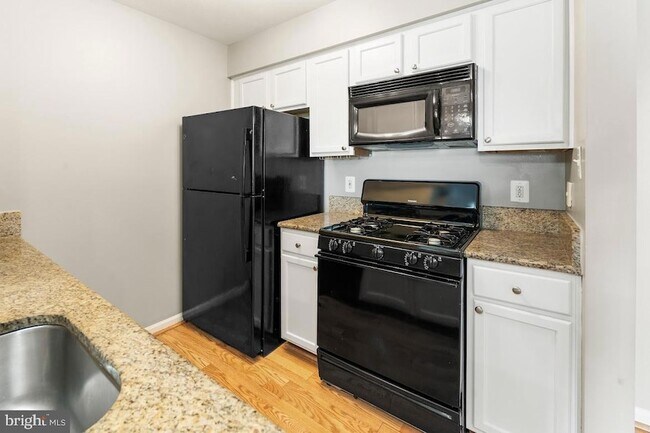 Building Photo - 8921 Town Center Cir