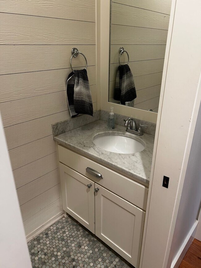 Building Photo - UNFURNISHED Beautiful Large Home Available Now on North Walnut in Fayetteville !!