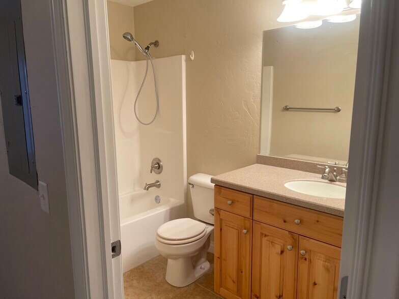 Building Photo - 143 E Box Elder Dr