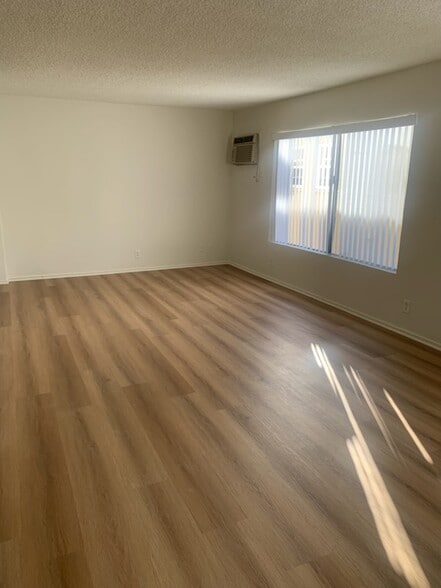 Living Rm - 1109 S Sherbourne Dr