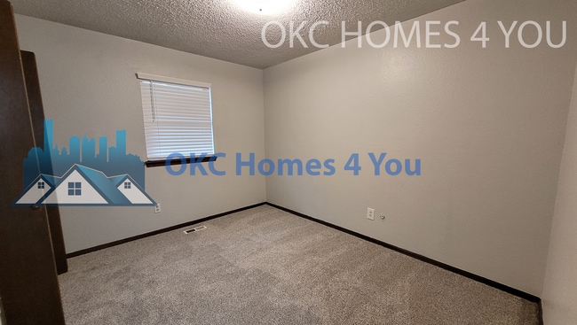 Building Photo - Updated 3 bed in Yukon