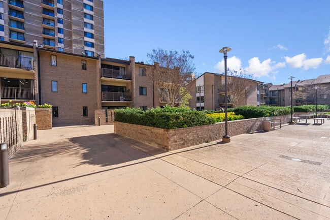 Building Photo - 102 Monroe St