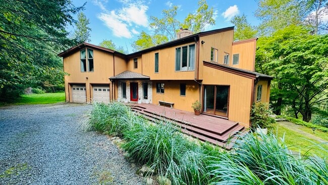 Building Photo - 96 Old Pascack Rd