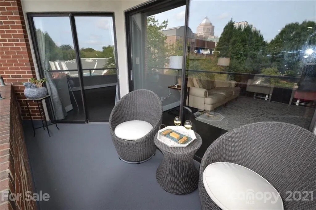 Building Photo - Room in Apartment on N Poplar St