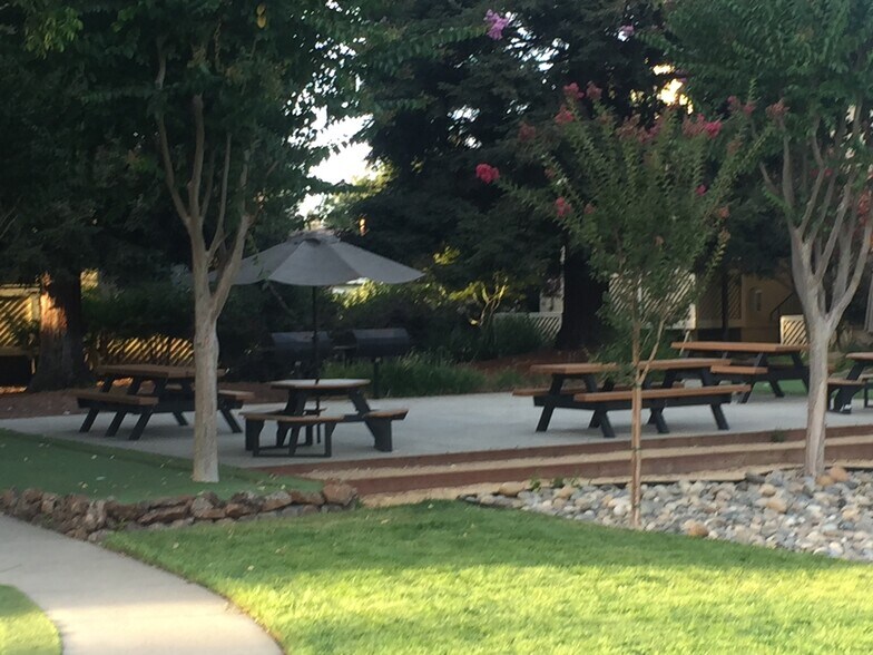 Building Photo - 2072 Fostoria Cir