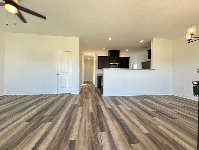 Building Photo - MOVE-IN READY [PET FRIENDLY - SMALL PETS O...