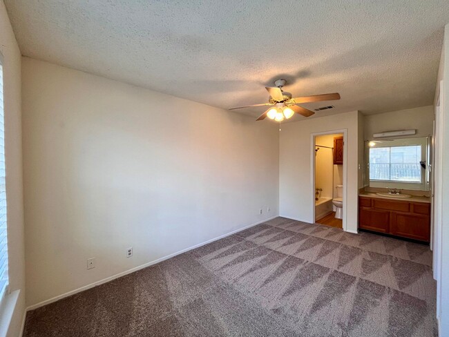Building Photo - Nice 3/2 duplex in Round Rock.