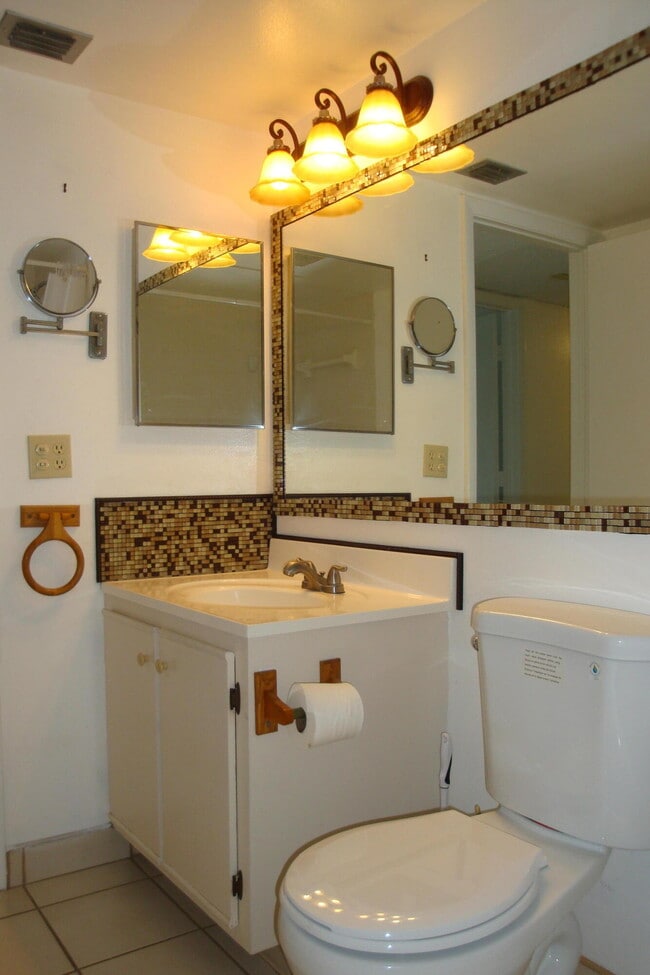 Building Photo - 723 Sunny Pine Way