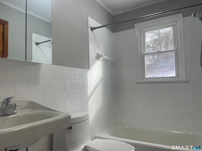 Building Photo - 7 Meadow Dr